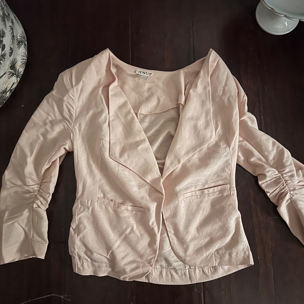 Linen blazer with ruched elbows.